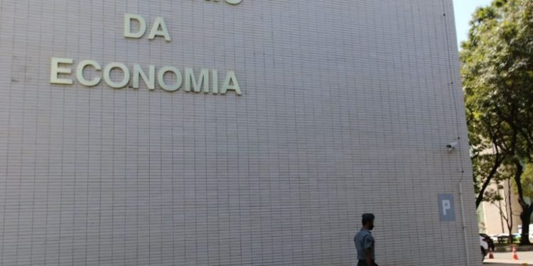 Bolsonaro veta garantia de verba para entidades durante pandemia