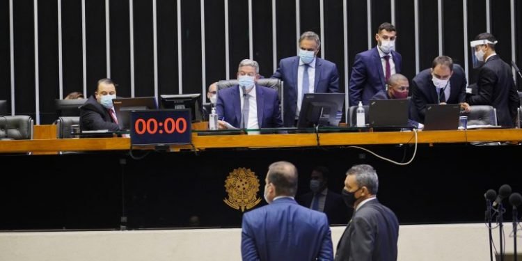 Deputados rejeitam urgência para projeto que cria certificado de imunização