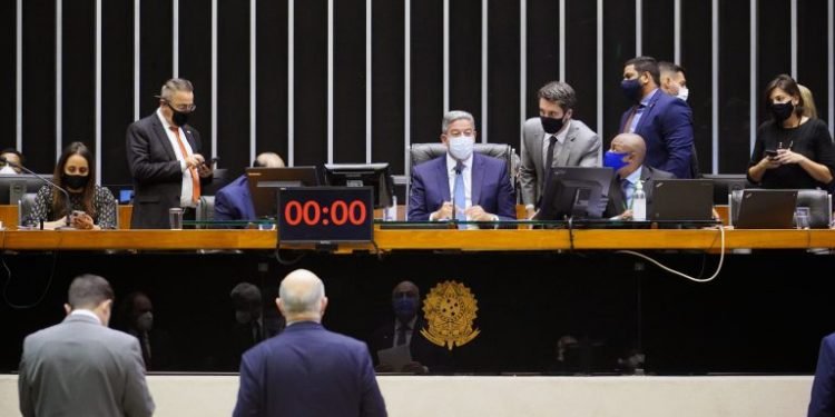 Câmara pode votar nesta quinta-feira projeto que prioriza lactantes na vacinação contra Covid-19