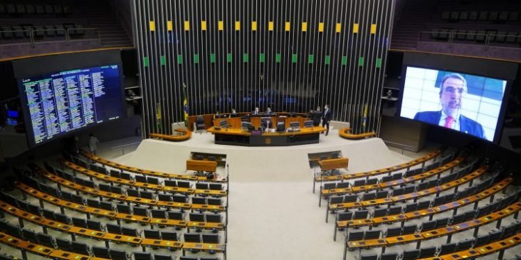 Deputados analisam projeto que regulamenta educação bilíngue de surdos; acompanhe