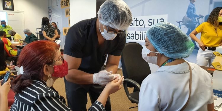 Prefeitura de Manaus realiza mutirão de saúde com vacinação contra a influenza aos servidores do IMMU