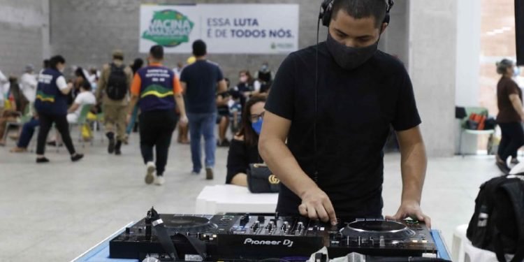 Festa da imunização: DJ anima abertura do mutirão Vacina Amazonas