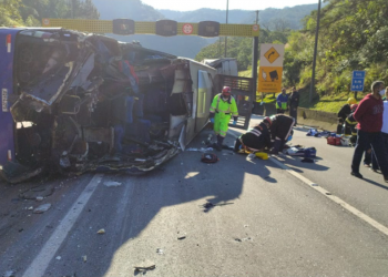 Ônibus do time do Umuarama Futsal tomba e deixa 2 mortos e 20 feridos