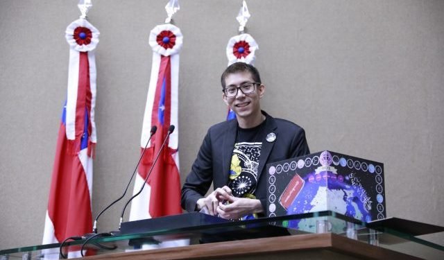 Deputado Sinésio Campos parabeniza designer amazonense que criou jogo de tabuleiro