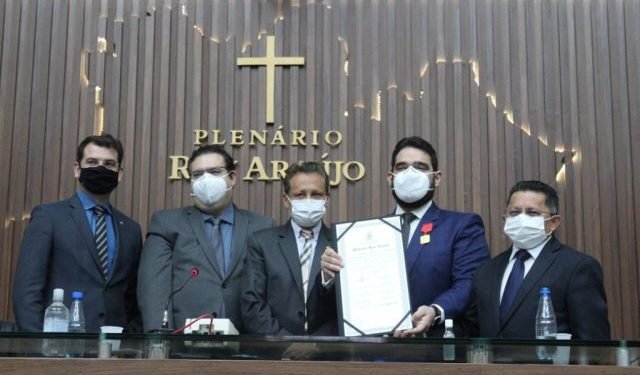 Sinésio Campos entrega Medalha Ruy Araújo ao presidente da CADA, Acram Salameh Isper Jr