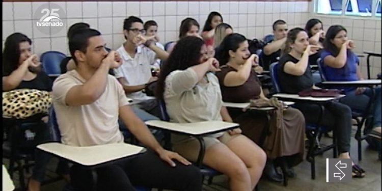 Vídeo: CDH aprova projetos relacionados à língua brasileira de sinais