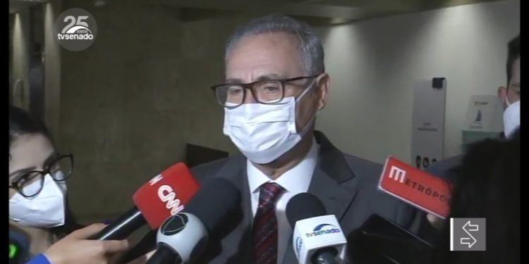 Vídeo: Renan Calheiros diz que líder do governo na Câmara precisa ser exemplarmente punido