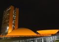 Senado recebe iluminação laranja para alertar sobre a esclerose múltipla