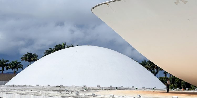 Com derrota do voto impresso, Congresso volta foco para problemas reais, apontam senadores