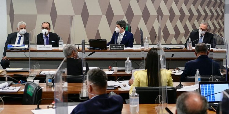 Senadores desconfiam de fácil acesso de reverendo ao Ministério da Saúde