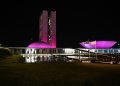 Iluminação roxa do Congresso lembra os 15 anos da Lei Maria da Penha