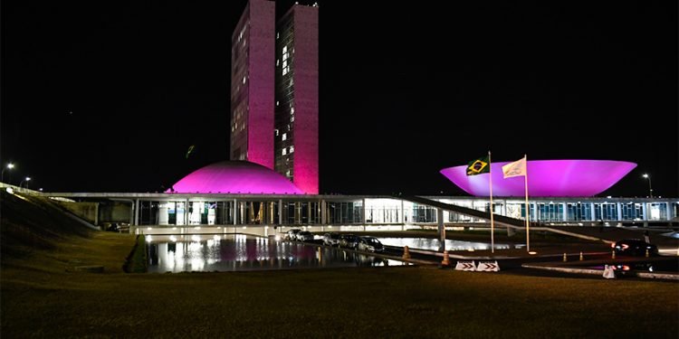 Iluminação roxa do Congresso lembra os 15 anos da Lei Maria da Penha