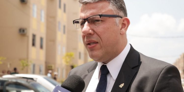 Vereador reforça compromisso para combater déficit habitacional durante entrega de casas