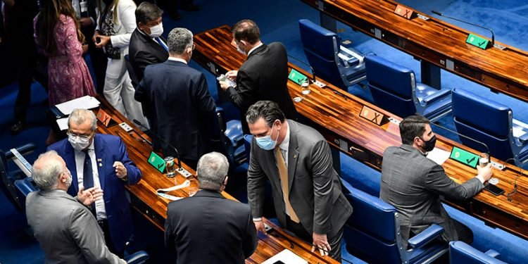 Senado volta a adiar projeto para volta às aulas na pandemia