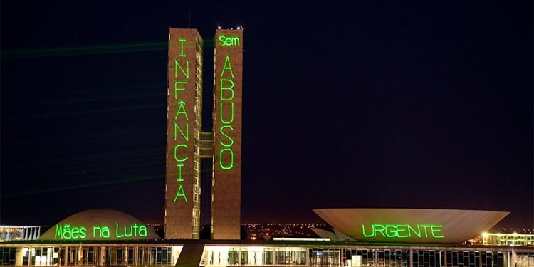 Frases são projetadas em apoio à revogação da Lei de Alienação Parental