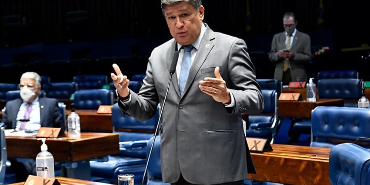 Carlos Viana comemora programa que pode acabar com lixões em Minas