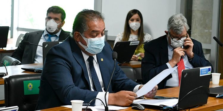 Trabalhador poderá participar de reunião escolar de filho; projeto vai à Câmara