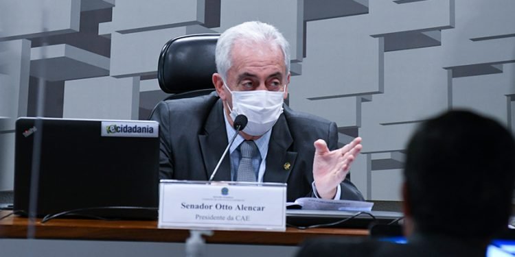 Presidente da CAE rebate críticas de Paulo Guedes ao Senado