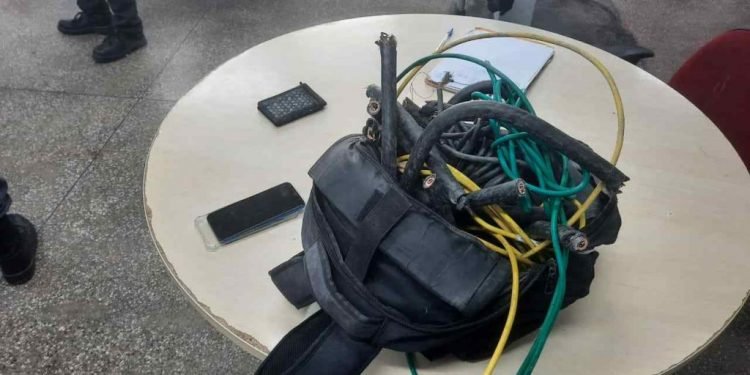 Homem é detido pela PMAM por furto de fios elétricos, na zona leste