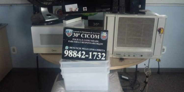 Na zona leste, Polícia Militar detém dois homens em tentativa de fuga após furto em residência