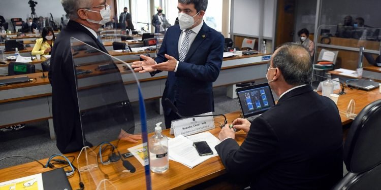 Senadores apoiam decisão de Fux de cancelar reunião com Bolsonaro