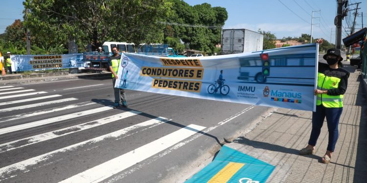 Prefeitura de Manaus faz ação educativa para travessia segura na faixa de pedestre