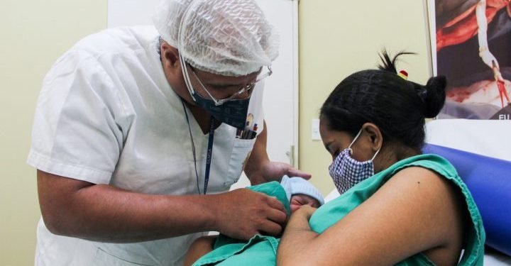 Servidores da Moura Tapajóz participam de curso sobre aleitamento materno