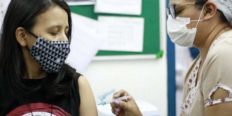 Prefeitura de Manaus abre às 9h desta sexta-feira a vacinação de adolescentes contra a Covid-19