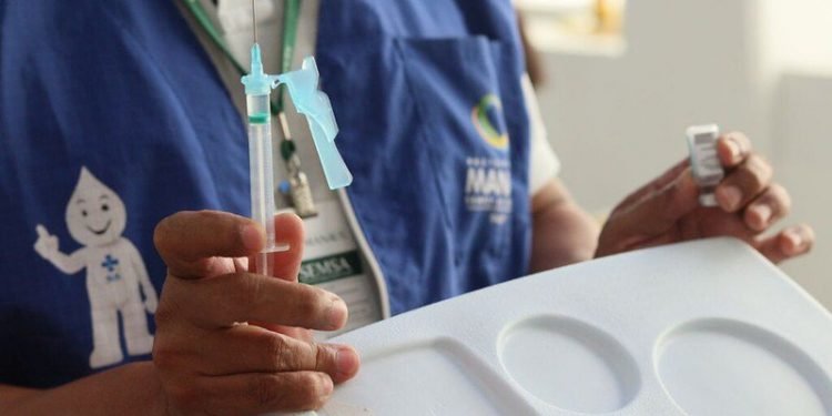 Trabalhadores da Educação de Manaus recebem segunda dose para conclusão do ciclo vacinal contra a Covid-19