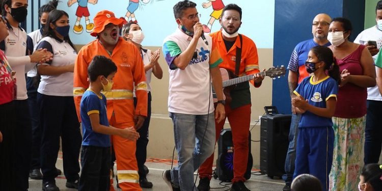 David Almeida ressalta importância da educação ambiental e diz que prefeitura já recolheu mais lixo dos igarapés do que em dois anos