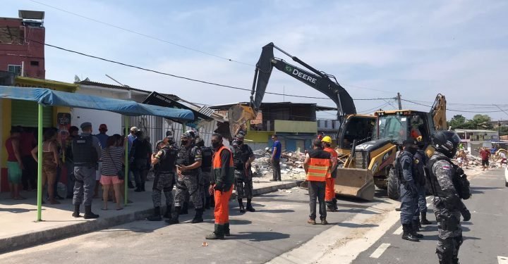 Prefeitura faz demolição em ocupações irregulares em área de preservação permanente do Promindu