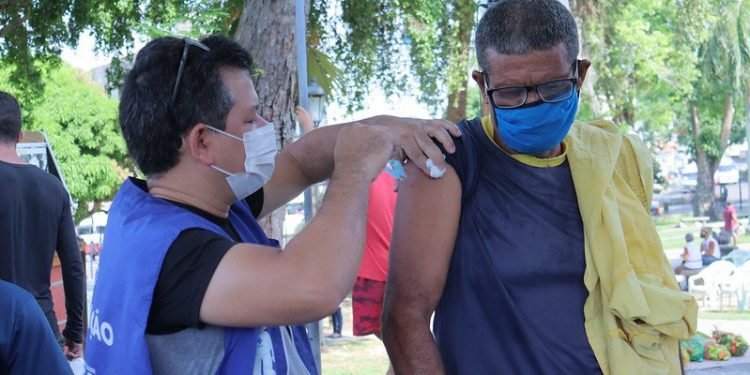 Prefeitura de Manaus oferece vacina contra a Covid-19 e outros serviços no Dia de Luta da População em Situação de Rua