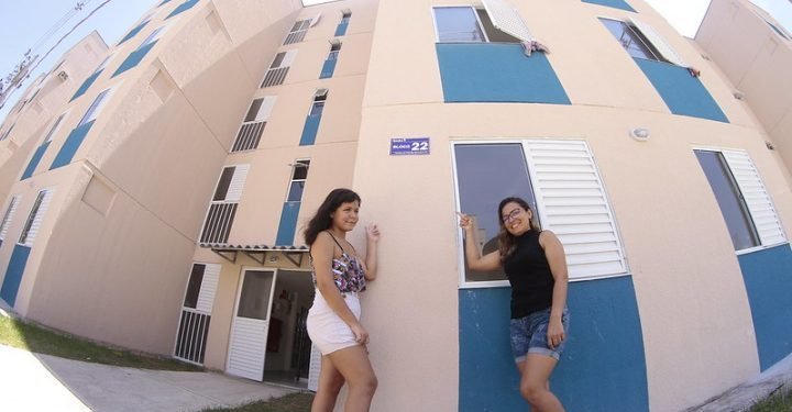 Dona de casa deixa o aluguel, realiza o sonho da moradia própria no Residencial Manauara 2 e destaca celeridade da prefeitura