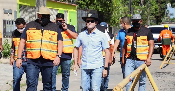 Prefeito David Almeida acompanha obras de infraestrutura em 12 vias no bairro Tarumã