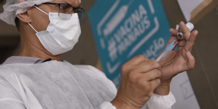 Vacina contra a Covid-19 está disponível em 36 pontos es-tratégicos nesta terça-feira em Manaus