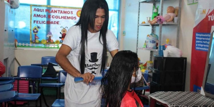 Corte Solidário leva serviços de beleza para acolhidos do Abrigo do Coroado, em Manaus