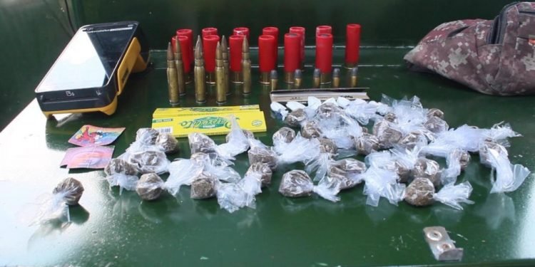 No Educandos, Batalhão Ambiental apreende armas, drogas e medicamentos