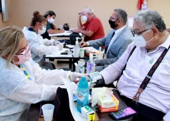 Vacinação e auricoluterapia são serviços mais procurados no primeiro dia do Câmara Saúde