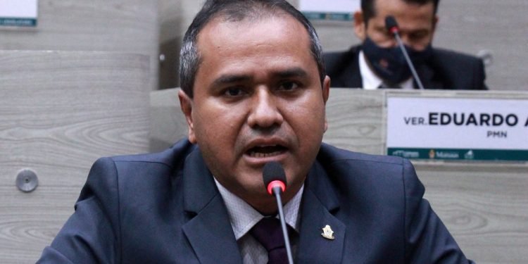 Dr. Daniel parabeniza profissionais da saúde por êxito na vacinação de adolescentes