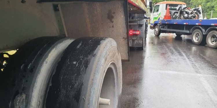 Operação conjunta remove caminhões e carretas no Japiim