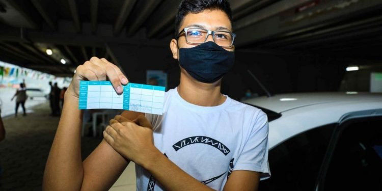 Com os filhos vacinados, pais sentem alívio e segurança contra a Covid-19