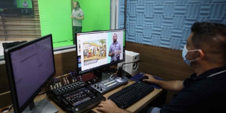 Governo inicia transmissão de aulas de reforço gratuitas