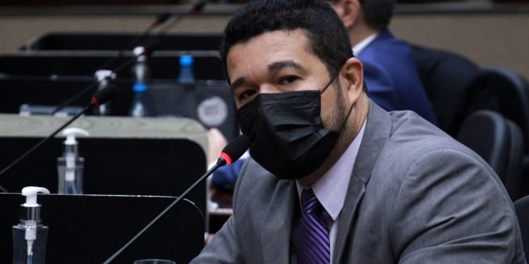 Fransuá propõe uso de fotos de crianças desaparecidas em terminais de ônibus de Manaus