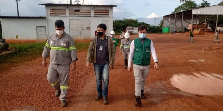 Órgãos ambientais fiscalizam barragens de mineração na Vila de Pitinga