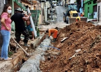 Glória Carratte acompanha trabalho da Seminf no bairro da Compensa