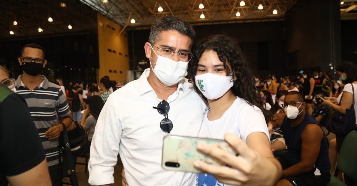 Prefeito acompanha vacinação de jovens e destaca adesão à campanha em dia com mais de 70 mil doses aplicadas