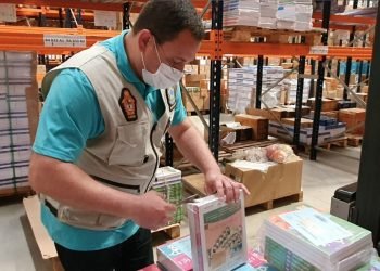 Vereador Raiff Matos fiscaliza conteúdo de livros paradidáticos em depósito da Semed