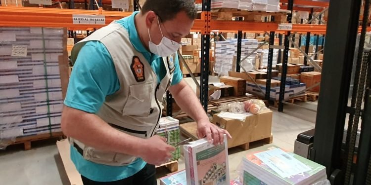 Vereador Raiff Matos fiscaliza conteúdo de livros paradidáticos em depósito da Semed