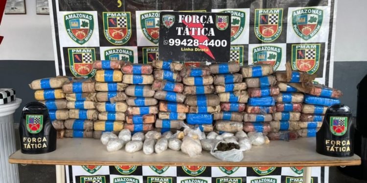 Polícia Militar apreende mais de 100 quilos de drogas abandonadas por traficantes na zona leste