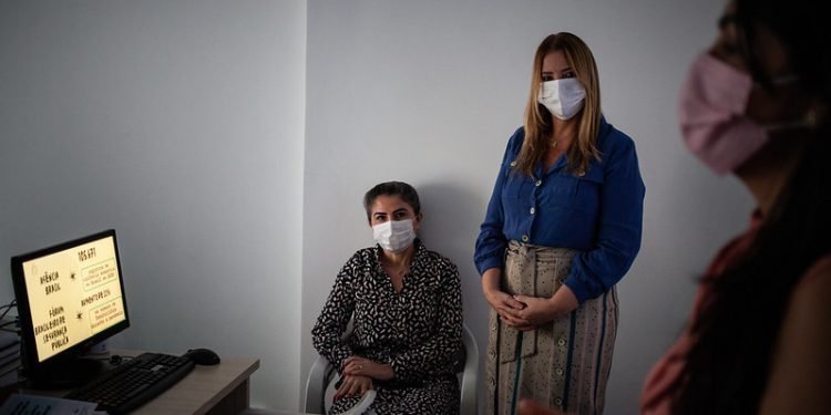 Servidores do 1.º Juizado Maria da Penha participam de palestra sobre atendimento humanizado à mulher e prevenção à violência institucional